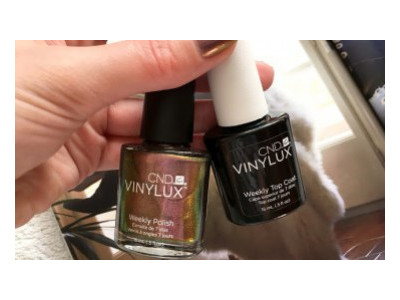 CND Vinylux Weekly Polish nagų lakas (252 Hypnotic Dreams) ir Weekly top coat...